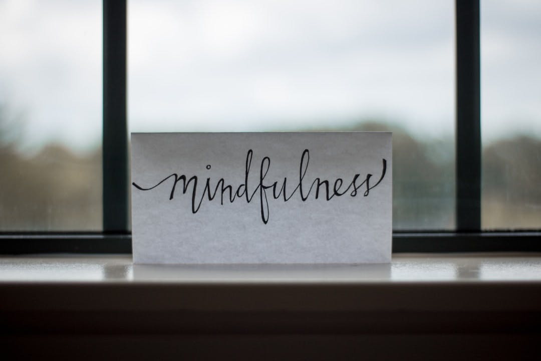 Mindfulness Schriftzug handschriftlich auf Papier